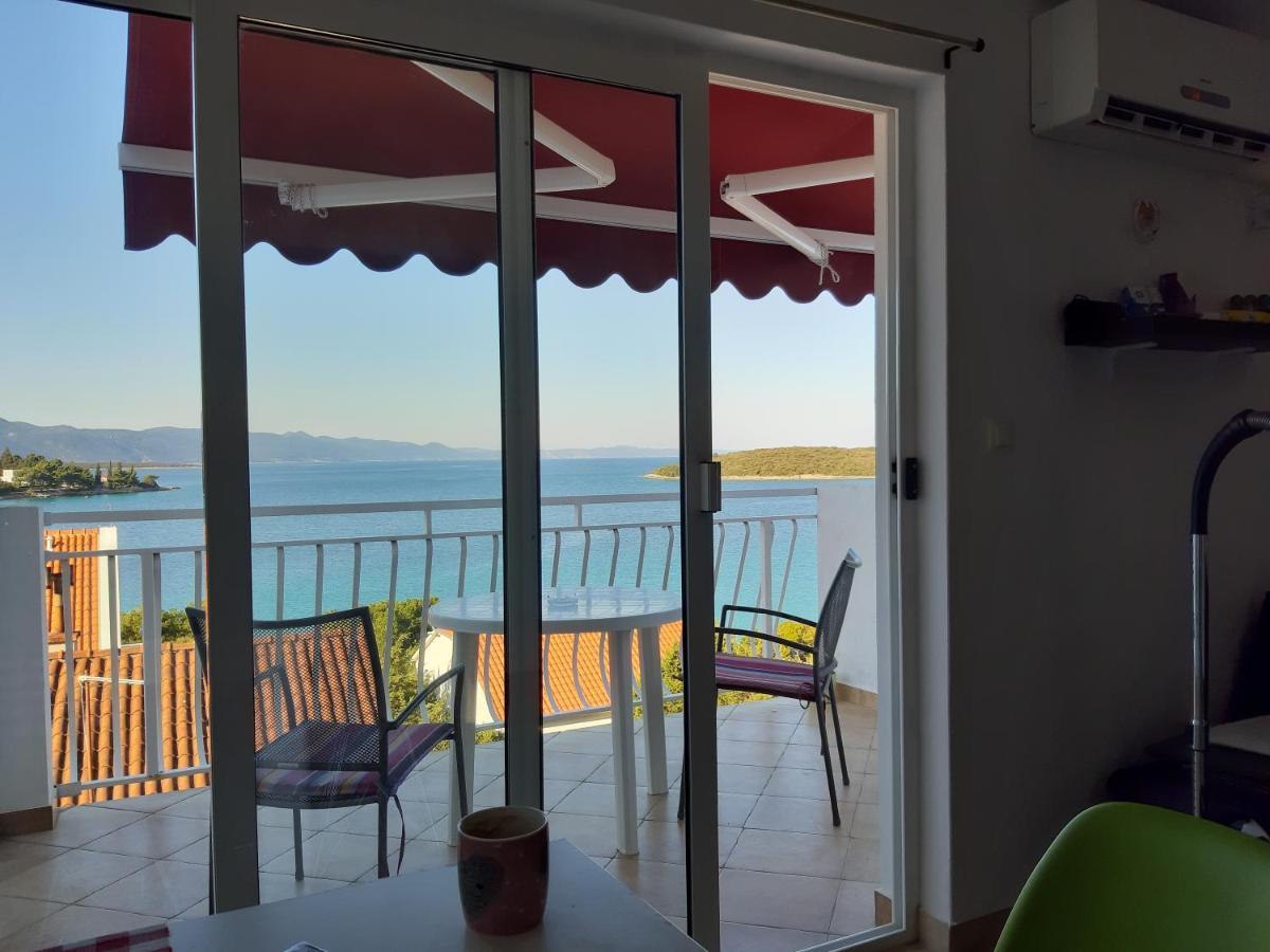 Blue Sea Blue Sky Apartment Loviste Luaran gambar